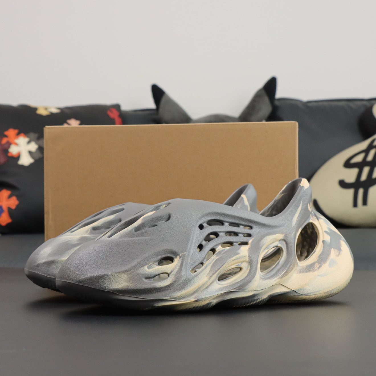 Yeezy Foam Runner Moon Gray reps in beige-grey swirl with box