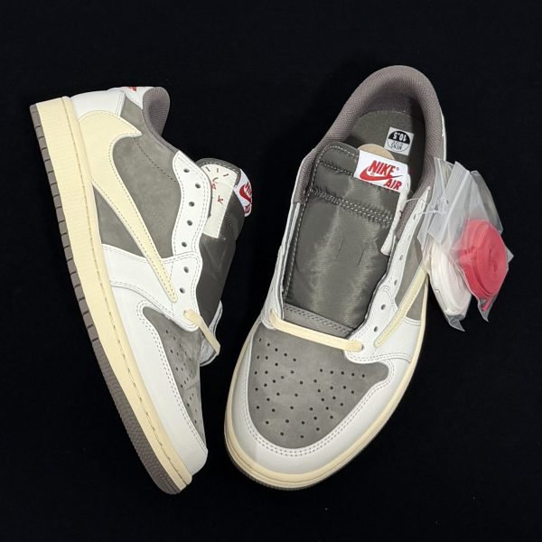 Top-down view of Travis Scott Reverse Mocha Reps