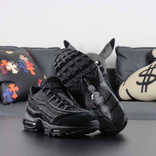 Outsole of Air Max 95 CDG reps in all-black