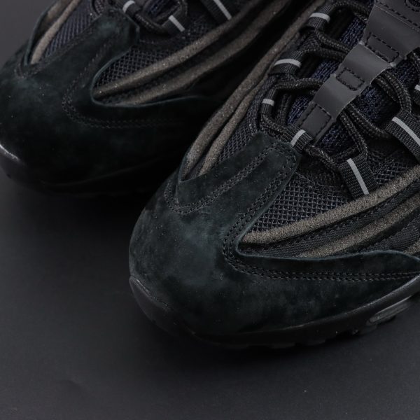 Close-up of toebox showing curved foam layering