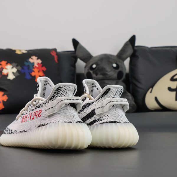 Heel and pull tab of Yeezy 350 Zebra reps with woven pattern detail