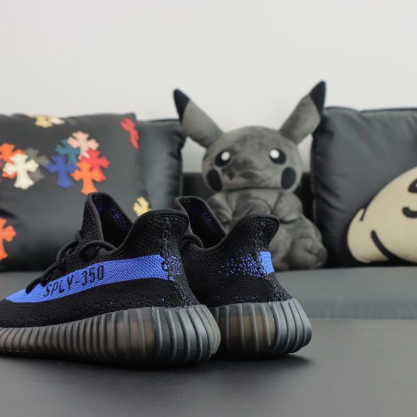 Heel side view of Yeezy 350 Dazzling Blue reps with pull tab detail