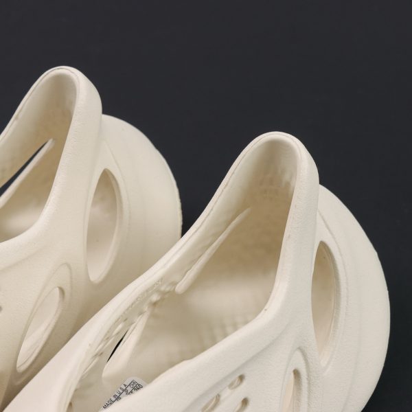 Midfoot and heel detail of Ararat Foam Runner in white foam