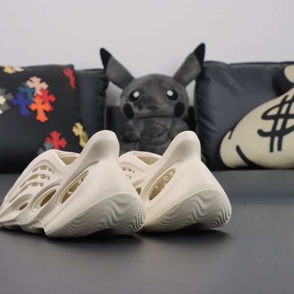Side heel view of Yeezy Foam Runner Ararat reps