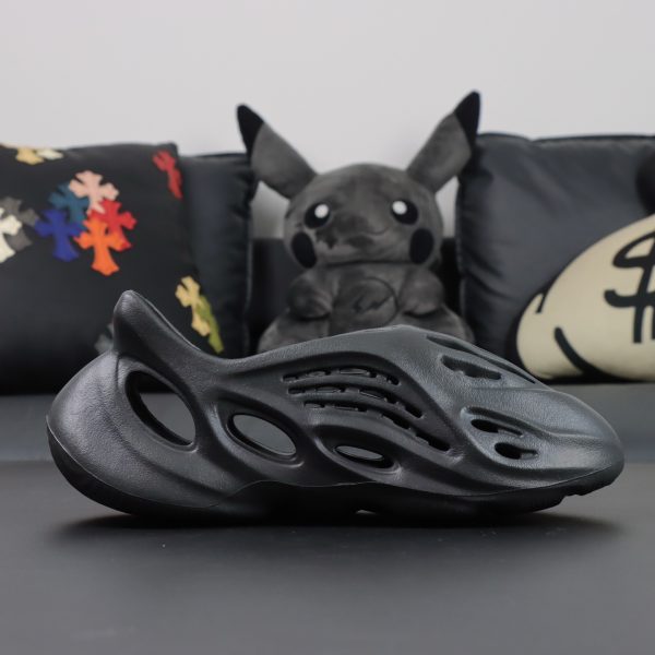 Single shoe profile of Yeezy Foam Runner Onyx in full black