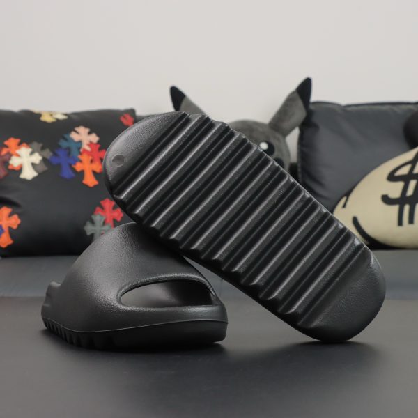 Yeezy Slide Onyx Reps outsole with deep ridges for grip