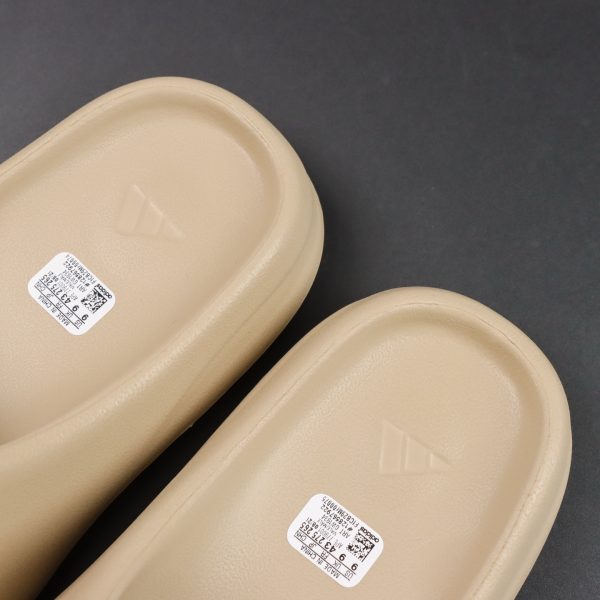 Midfoot and heel view of Yeezy Slide Pure replica