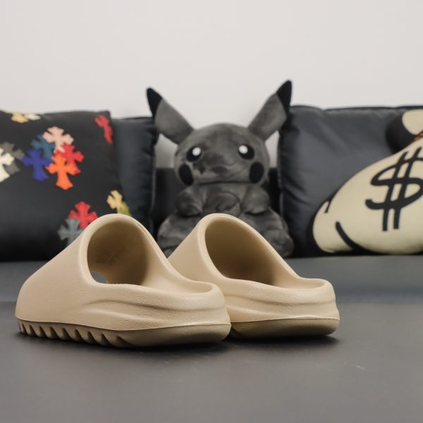 Heel side profile of Yeezy Slide Pure EVA slide